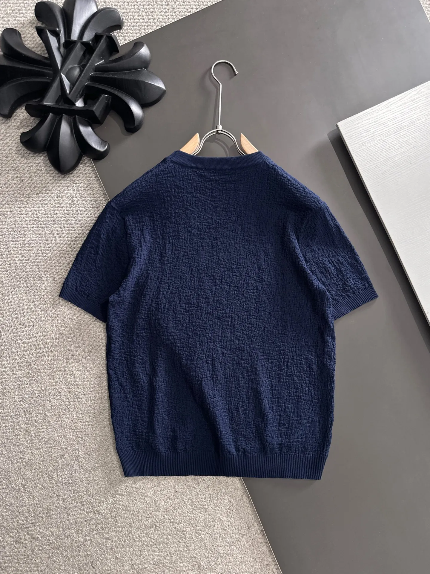 Next day shipment LP high quality Loro Piana 26ss New Arrival men's short-sleeved T-shirt Made of combed cotton yarn knitted cotton fabric, no pressure when entering and exiting the counter Exclusive control of raw materials It feels substantial when weighed, and the upper body is more textured than ordinary T-shirts. This texture can cope with the weather easily and is suitable for both hot and cold! Loose fit design, looks noble. The only correct version is available Size: M to XXXL